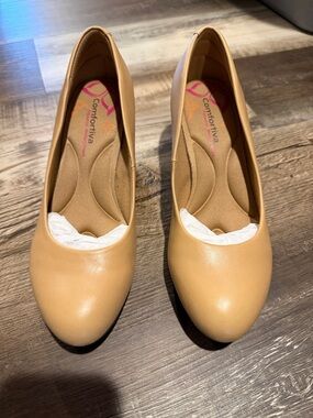 Comfortiva Nude Tan Heels Round-Toe Pumps Size 7